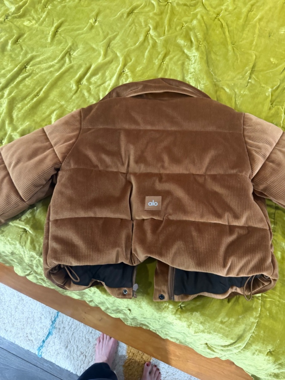 Alo Ribbed Velour Gold Rush Puffer Medium - Picture 5 of 5